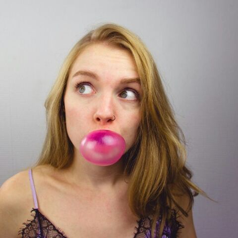 Ειδικός εξηγεί τι πραγματικά συμβαίνει όταν καταπίνουμε τσίχλα © Unsplash/Quinten de Graaf