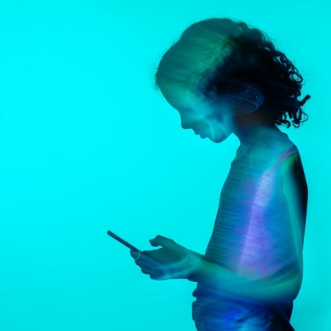 Παιδί με κινητό στο χέρι