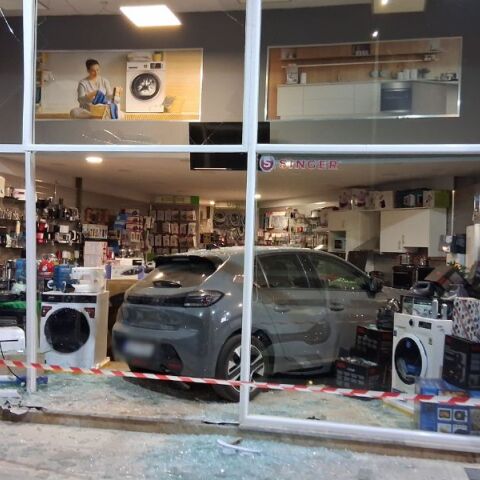 Αυτοκίνητο έσπασε βιτρίνα και μπήκε σε κατάστημα ηλεκτρικών ειδών στο Ναύπλιο - Ελαφρά τραυματισμένη η οδηγός, μεγάλες υλικές ζημιές