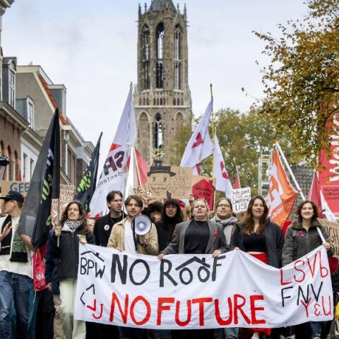 Οι Ευρωπαίοι προοδευτικοί πρέπει να λύσουν τη στεγαστική κρίση για να νικήσουν την ακροδεξιά, λένε ερευνητές © EPA/Koen Van Weel