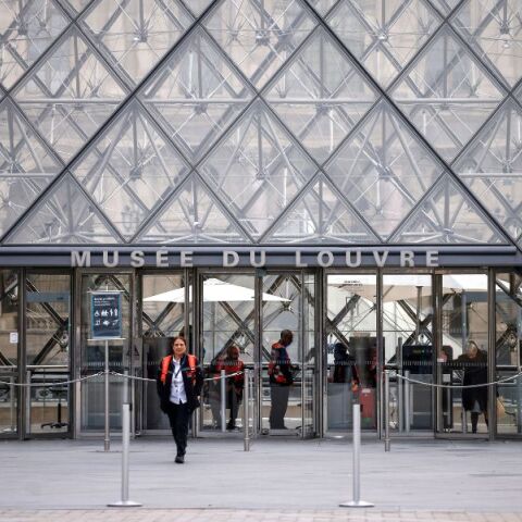 Το Λούβρο αυξάνει κατά 45% τα εισιτήρια για μη Ευρωπαίους επισκέπτες, με στόχο τη χρηματοδότηση έργων εκσυγχρονισμού και ασφάλειας.