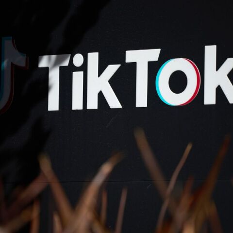 Βρετανία: Νεαρός υπέστη σοβαρή εγκεφαλική βλάβη από επικίνδυνο trend του TikTok - Ο φίλος του καταδικάστηκε με ποινή φυλάκισης με αναστολή.