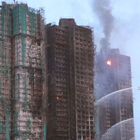 Το Χονγκ Κονγκ θρηνεί τη φονικότερη πυρκαγιά των τελευταίων δεκαετιών