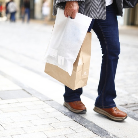 Άτομο με τσάντες αγορών στο χέρι του