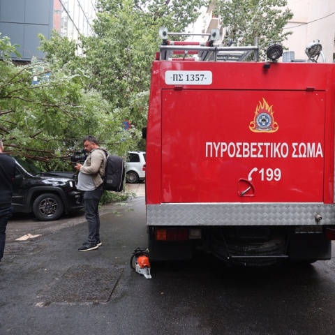 Πυροσβεστική σε περιστατικό πτώσης δέντρου