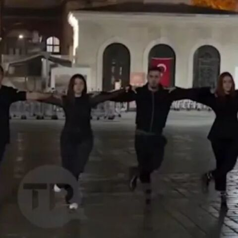 Έλληνες χόρεψαν συρτάκι μπροστά στην Αγία Σοφία