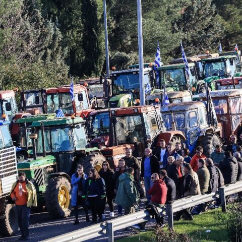 Αγροτικές κινητοποιήσεις: Κλειστή η Εθνική Οδός Αθηνών-Θεσσαλονίκης στη Νίκαια Λάρισας