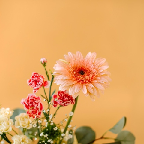 Λίγα λουλούδια για τους εορτάζοντες