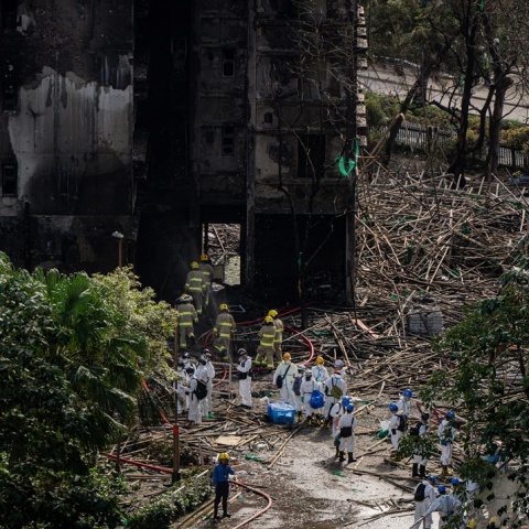 Πυροσβέστες στον έναν ουρανοξύστη