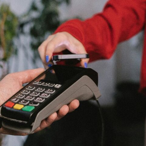 Από 1η Δεκεμβρίου IRIS παντού: Τι αλλάζει σε καταστήματα και e‑shops 