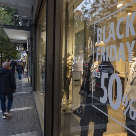 Τι ώρα κλείνουν σήμερα τα εμπορικά καταστήματα