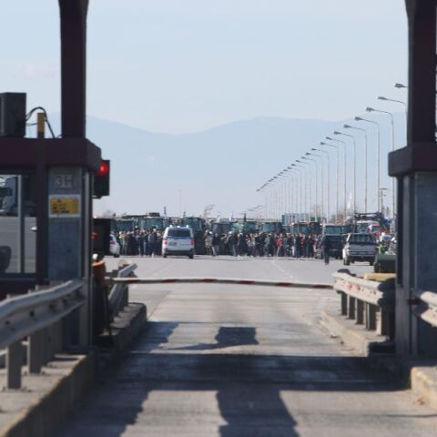 Οι αγρότες στα διόδια των Μαλγάρων άνοιξαν το ρεύμα προς Θεσσαλονίκη, ενώ το ρεύμα προς Αθήνα παραμένει κλειστό - Ο αποκλεισμός ξεκίνησε αιφνιδιαστικά.
