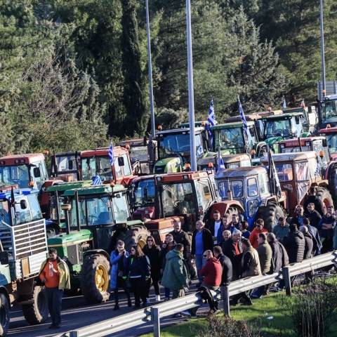 Αγρότες στα τρακτέρ τους