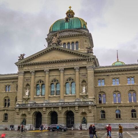 Ελβετία: Η χώρα που φοβάται να αγγίξει τον μεγάλο πλούτο 