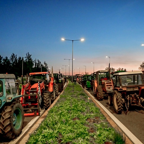 Τρακτέρ αγροτών στο μπλόκο της Λάρισας