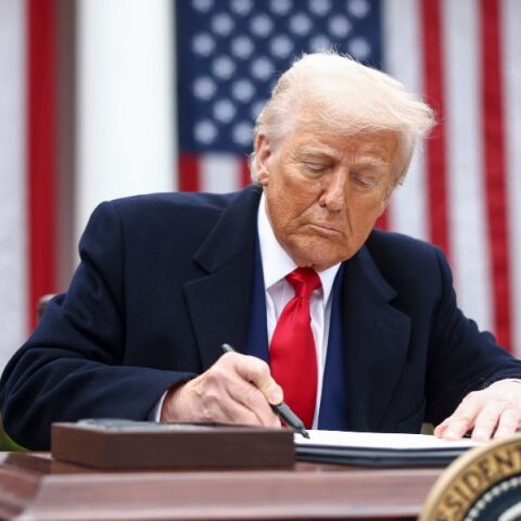 Ο Ντόναλντ Τραμπ δημοσίευσε 160 φορές στο Truth Social μέσα σε 4 ώρες, απαντώντας σε ερωτήματα για την αντοχή του - Επίθεση σε αντιπάλους, θεωρίες συνωμοσίας.