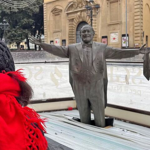 Άγαλμα του Λουτσιάνο Παβαρότι στην πόλη Πεζάρο της Ιταλίας τοποθετήθηκε στη μέση παγοδρομίου, προκαλώντας την οργή της χήρας του - Ο δήμαρχος ζήτησε συγγνώμη.