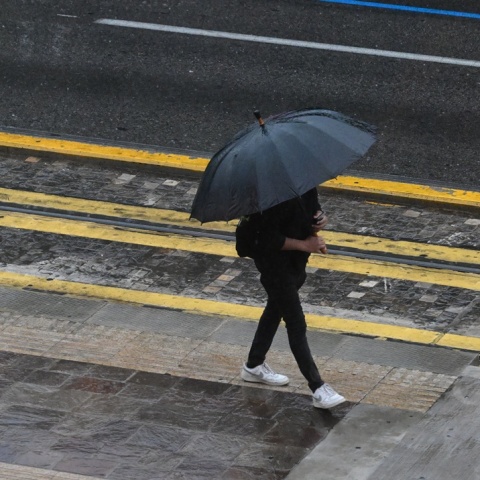 Άτομο με ομπρέλα