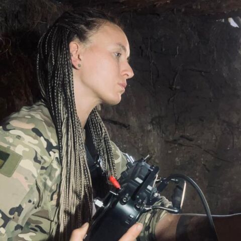 Γιάρα Τσορνοχούζ: Μια Ουκρανή ποιήτρια στην πρώτη γραμμή της μάχης