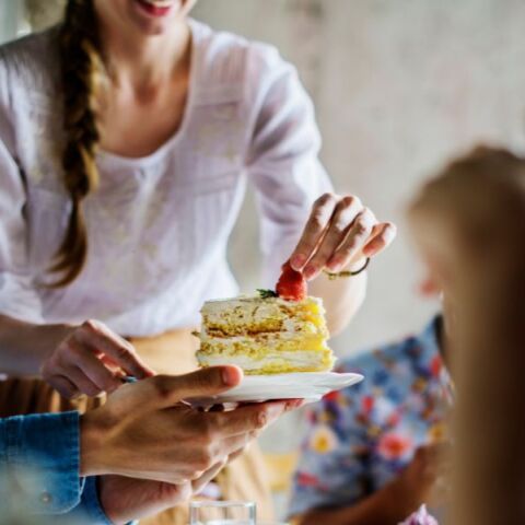 Ποιοι γιορτάζουν σήμερα 7 Δεκεμβρίου 2025; Το εορτολόγιο της Athens Voice σου τους θυμίζει. Μην ξεχάσεις να τους δώσεις τις καλύτερες ευχές σου!