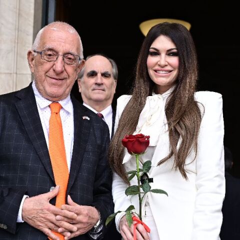 Συνάντηση Κακλαμάνη - Γκιλφόιλ: Το κόκκινο τριαντάφυλλο, το μεταξωτό φουλάρι και η γραβάτα με τσολιαδάκια για τον γιο της