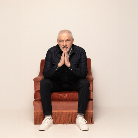 Νίκος Πορτοκάλογλου: Συνέντευξη για το νέο του άλμπουμ «Ανάμεσα», τις συνεργασίες, το ελληνικό τραγούδι και τη ζωή του.