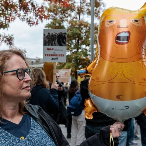Διαδηλωτές κρατούν μπαλόνι Τράμπ έξω από την Αμερικανική πρεσβεία στο Λονδίνο
