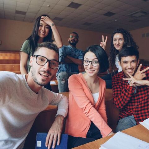 ΗΠΑ: Πώς το μορφωτικό επίπεδο επηρεάζει τη φιλία μεταξύ των ανθρώπων