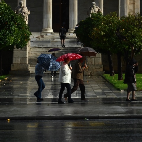 Πολίτες με ομπρέλες στο κέντρο της Αθήνας