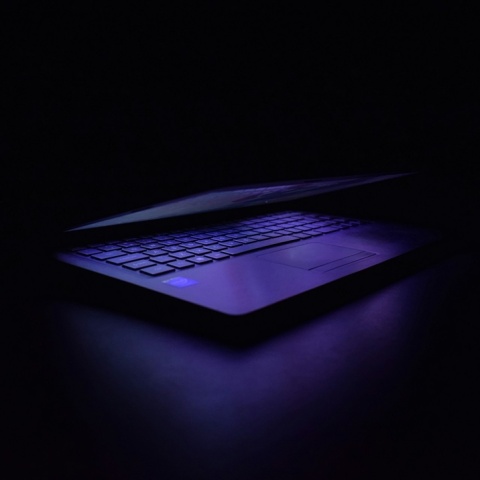 Λάπτοο μισάνοιχτο