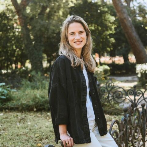 Σίλια Χάρισον: Από το Λονδίνο σε όλο τον κόσμο και από εκεί στην Αθήνα