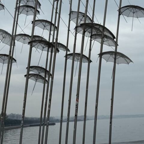 Θεσσαλονίκη: Επέστρεψαν οι ομπρέλες του Ζογγολόπουλου στη Νέα Παραλία