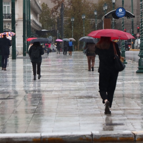 Πολίτες με ομπρέλες εν μέσω καταιγίδας