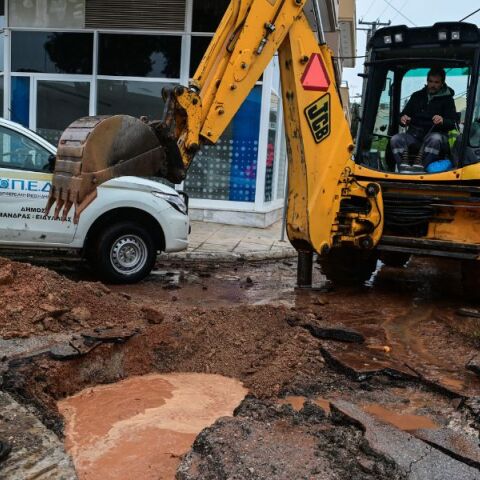 Κακοκαιρία Byron: Έσπασε αγωγός ύδρευσης στη Μάνδρα - Έκτακτη διακοπή νερού στην κεντρική αγορά - Συνεργεία στον δρόμο για αποκατάσταση.