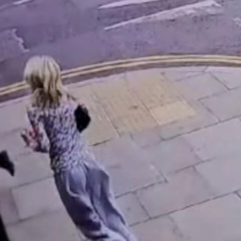 H Έμμα του τρέχει κυνηγώντας τον κλέφτη του κινητού της