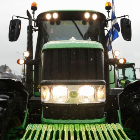 Αγρότες: Ενισχύουν τα μπλόκα σε εθνικές οδούς και τελωνεία - Επεισόδια στη Θεσσαλονίκη και νέες κινητοποιήσεις σε Θεσσαλία, Στερεά και Αχαΐα.