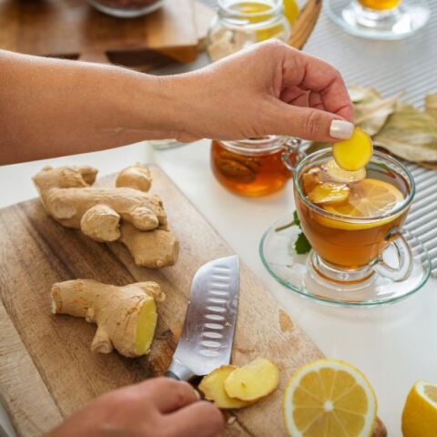 Το τζίντζερ μειώνει ναυτία, φλεγμονές και πόνο, ενώ ενισχύει καρδιά, διαβήτη και εγκέφαλο - Η επιστήμη επιβεβαιώνει τη θεραπευτική του δύναμη.