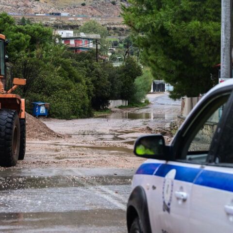 Η κακοκαιρία Byron προκαλεί πλημμύρες και διακοπές κυκλοφορίας σε Πιερία, Χαλκιδική και Ημαθία - Σήμανση και οδηγίες αποφυγής επικίνδυνων σημείων.