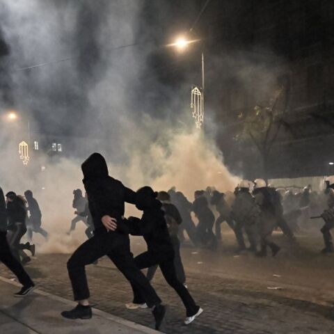 Η Ελληνική Αστυνομία ανακοίνωσε 19 συλλήψεις και 54 προσαγωγές κατά τα επεισόδια στο κέντρο της Αθήνας μετά την πορεία στη μνήμη Γρηγορόπουλου.