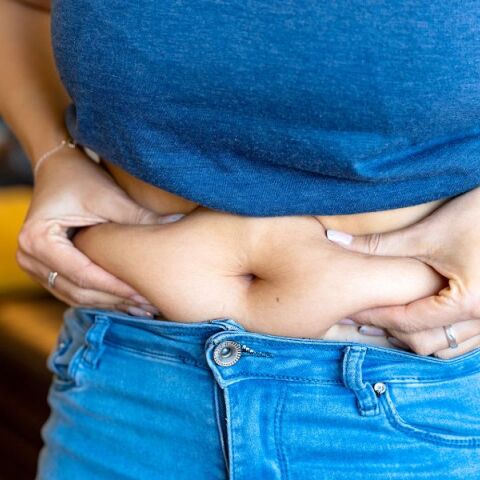 Το κοιλιακό λίπος ευθύνεται για επικίνδυνες αλλαγές στην καρδιά, αυξάνοντας τον κίνδυνο καρδιακής ανεπάρκειας - ειδικά στους άνδρες μέσης ηλικίας.