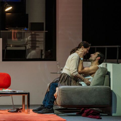 Η Στέγη παρουσιάζει τον «Οιδίποδα» του Ρόμπερτ Άικ σε τρεις καθολικά προσβάσιμες παραστάσεις - Με υπερτιτλισμό, ακουστική περιγραφή και απτική ξενάγηση 