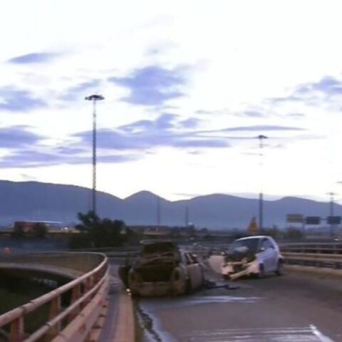 Τροχαίο στο Παλαιό Φάληρο: Αυτοκίνητο κάηκε μετά από σύγκρουση - Οδηγός στο νοσοκομείο, οι επιβάτιδες του άλλου οχήματος είναι καλά.