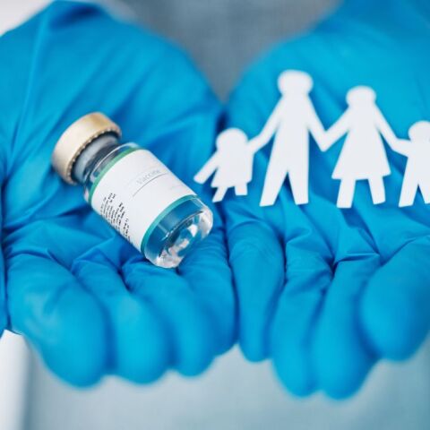 ένα φιαλίδιο εμβολίου