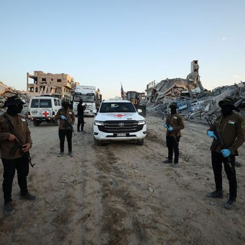 Οπλισμένοι άνδρες της Χαμάς συνοδεύουν νοσοκομειακό του Ερυθρού Σταυρού στη Γάζα