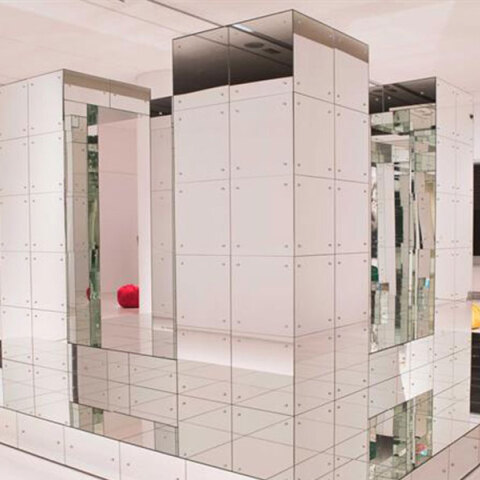 Λουκάς Σαμαράς, «Mirrored (Hebraic) Embrace», 1991-2005. Ξύλο, καθρέφτης, σίδερο. © ΕΜΣΤ | Δωρεά του καλλιτέχνη με χρηματοδότηση της παραγωγής του υλικού φορέα από το Ίδρυμα Ιωάννου Φ. Κωστοπούλου