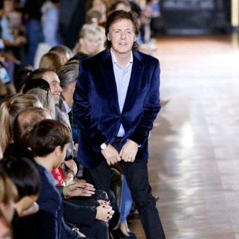 Ο Πολ ΜακΚάρτνεϊ και Βρετανοί βουλευτές καλούν την ΕΕ να μην απαγορεύσει όρους «μπέργκερ» και «λουκάνικο» για φυτικά προϊόντα, τονίζοντας το κλιματικό όφελος.