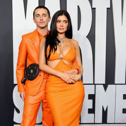 Η Κάιλι Τζένερ και ο Τιμοτέ Σαλαμέ εμφανίστηκαν στην πρεμιέρα του Marty Supreme με πορτοκαλί δερμάτινα σύνολα - Πώς συνδέεται το look με την ταινία.