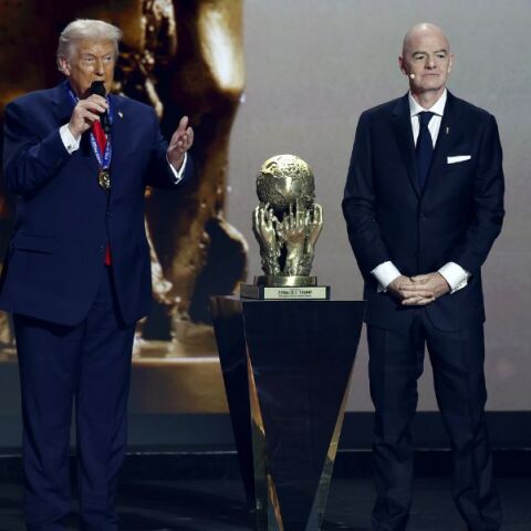 Τζιάνι Ινφαντίνο: Ο πρόεδρος της FIFA κατηγορείται ότι παραβίασε την ουδετερότητα της ομοσπονδίας βραβεύοντας τον Ντόναλντ Τραμπ στην κλήρωση του Μουντιάλ 2026.
