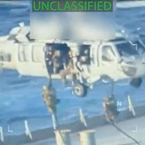 Οι ΗΠΑ κατέσχεσαν δεξαμενόπλοιο κοντά στη Βενεζουέλα - Η κυβέρνηση Μαδούρο μιλά για «πειρατεία», ενώ η Ουάσινγκτον το συνδέει με λαθρεμπόριο και κυρώσεις.