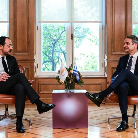 O Κυριάκος Μητσοτάκης και ο Νίκος Χριστοδουλίδης συζητούν στο Μέγαρο Μαξίμου